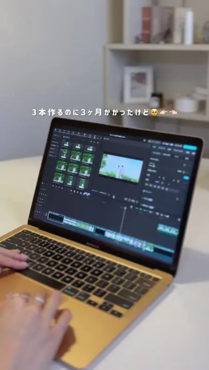 ノートパソコンで結婚式のムービーを編集している手元