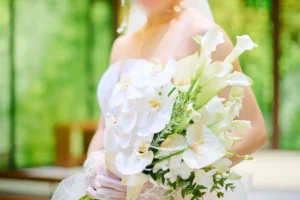 白いカラーと胡蝶蘭のブーケを持つ花嫁