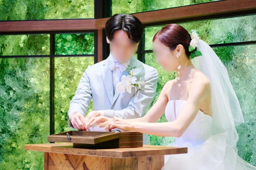 チャペルで結婚証明書に記入する新郎新婦