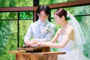 チャペルで結婚証明書に記入する新郎新婦