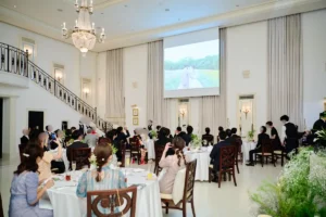 披露宴会場のスクリーンに映るムービー