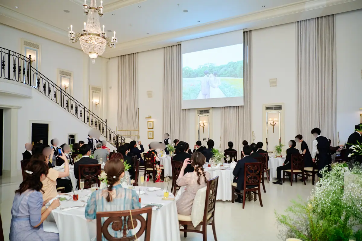 披露宴会場のスクリーンに映るムービー