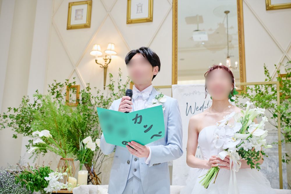カンペを持って話す新郎と花嫁