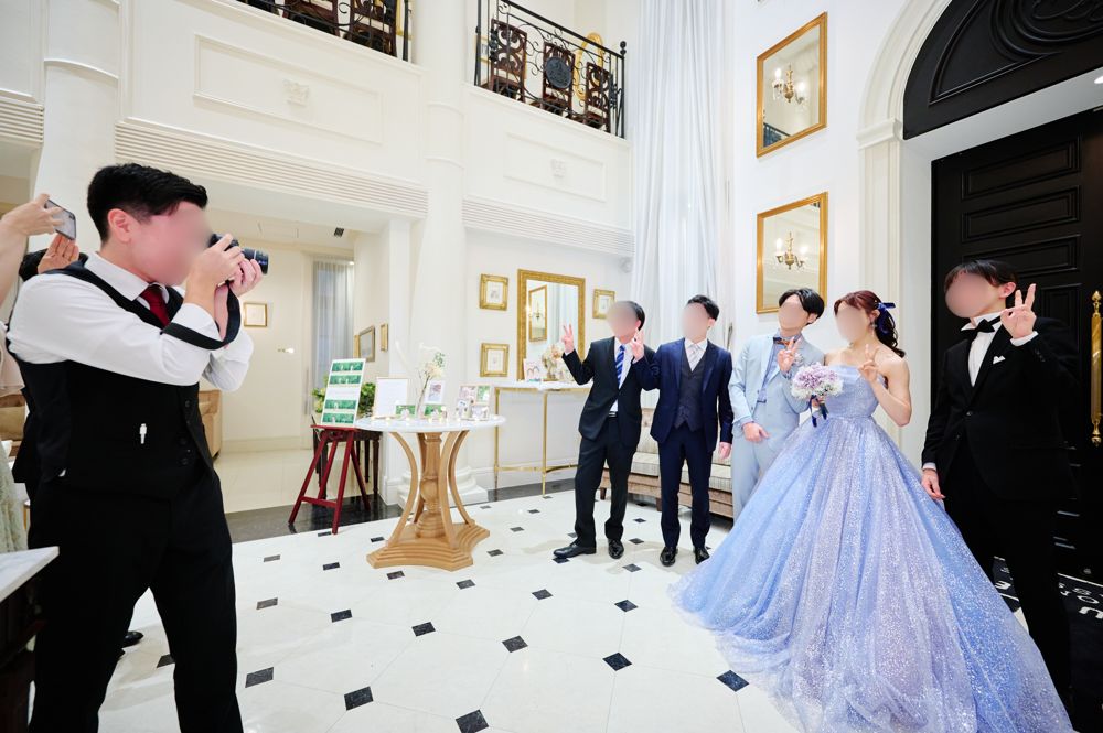 カメラマンとゲストが新郎新婦を撮影する様子